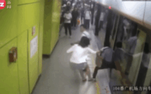 Clip: Giở trò sàm sỡ gái xinh trên tàu, tên biến thái nhận cái kết 'te tua'