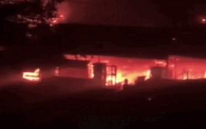 Cháy tạp hóa lúc nửa đêm, vợ chồng phá cửa ôm 3 con nhỏ chạy thoát thân