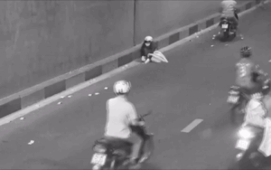 Clip: Tiền bay tứ tung khắp hầm chui Đà Nẵng, hành động của những người dân sau đó khiến ai cũng cảm động