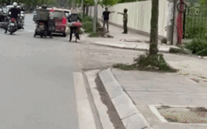 Xô xát giữa đường, người đàn ông bỏ chạy thục mạng khi đối phương lục ô tô rút ra một vật