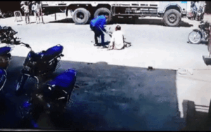 Va chạm giao thông khiến cụ ông ngã ra đường, gã thanh niên có hành động 'cục xúc' gây phẫn nộ