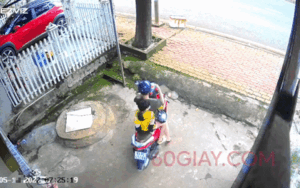 Clip: Xe máy chở 3 mẹ con bất ngờ lao vút về phía trước, tất cả do sự bất cẩn của người lớn