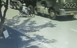 Clip: Ôm cua lao ra đường lớn bất ngờ, nữ 'ninja' thoát nạn thần kì trước bánh xe tải