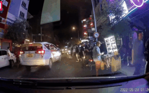 Clip: Tướng cướp giật phăng điện thoại trên tay nam thanh niên chỉ trong 'một nốt nhạc' giữa phố đông