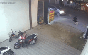 Vừa sểnh khỏi tay mẹ, bé gái thoăn thoắt chạy ra đường và cái kết 'thót tim'