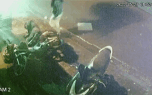 Clip: Say rượu nằm ngủ trên vỉa hè, nam thanh niên bị nữ trộm 'khoắng' sạch tài sản