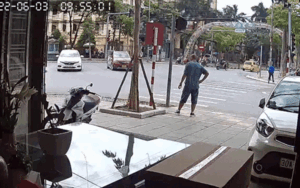 Vội vàng vài giây khi tham gia giao thông, 'nữ ninja' gặp họa nhớ đời