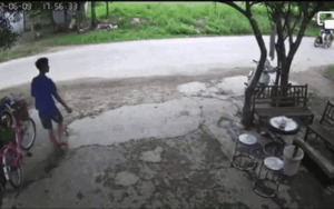 Clip: Nam thanh niên phóng xe 'như tên bắn' khiến nhiều người thất kinh