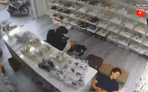 Vào cửa hàng mua giày dép nhưng nhân viên ngủ say sưa, nam thanh niên có hành động khiến ai cũng xuýt xoa