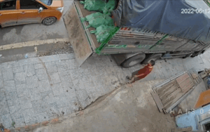 Tin tưởng vào người 'xi nhan' dưới đường, tài xế xe tải vô tư lùi xe và cái kết 'ốm tiền'