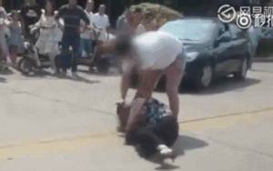 Nghĩ bố li dị mẹ vì 'tiểu tam', thanh niên xông đi 'đánh ghen' xả cơn thịnh nộ