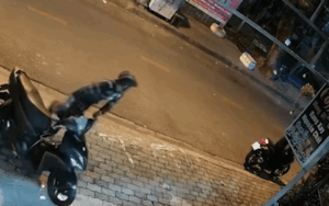 Clip: Tên trộm xe máy chạy thục mạng khi bị bé trai phát hiện