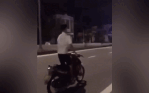 Nam thiếu niên buông 2 tay, nhảy múa khi đang điều khiển xe máy trên đường