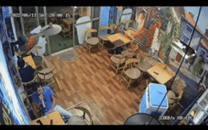 Clip: Đang hát phiêu, khách sợ 'hết hồn' khi bị quạt treo tường rơi trúng