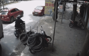 2 thanh niên may mắn thoát nạn sau khi bị xe tải tông văng, âm thanh vang lên ngay trước đó gây ám ảnh