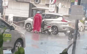 Gặp va chạm khiến xe móp méo, tài xế ô tô vẫn có hành động khiến ai ai cũng ấm lòng