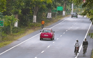 Clip: Đang đạp xe ung dung trên đường, người đàn ông bất ngờ bị một con vật vồ ngã loạng choạng