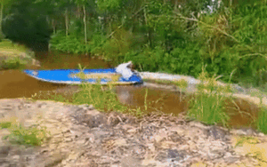 Clip: Tài xế lái xuồng máy ôm cua cực 'ngọt' khiến ai nấy cũng xuýt xoa