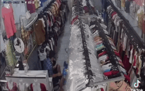 Clip: Ông bố 'não cá vàng' hốt hoảng chạy đi tìm con dù đang bế trên tay