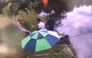 Clip: Đang câu cá, người đàn ông ngã gục, xém mất mạng vì một nguy hiểm tiềm ẩn