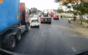 Clip: Chuyển làn đột ngột thiếu quan sát, ô tô con bị container đâm trúng sườn, xoay ngang giữa đường