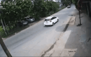 Clip: Va mạnh vào đầu xe khác sau pha drift 'cháy đường', hành động tiếp đó của tài xế ô tô gây ngỡ ngàng