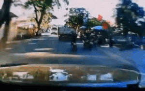 Clip: Vượt lên không quan sát, nam thanh niên thoát nạn thần kì khi bị xe khách tông văng