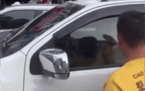 Clip: Say rượu, nam tài xế ngủ gục trong xe khi đang dừng chờ đèn đỏ ngay giữa đường