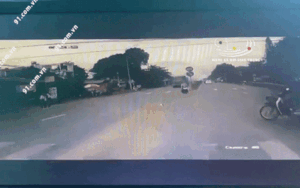 Clip: Đánh lái tránh xe máy sang đường, xe khách lao sang làn ngược chiều tông thẳng vào xe ben