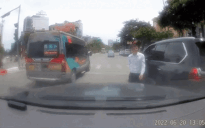 Gác chân lên xe ô tô đắt tiền khi dừng đèn đỏ, nam shipper 'tái mặt' khi chủ xe tìm đến 'làm việc'