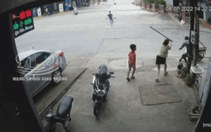 Clip: Rình mò trộm cắp giữa ban ngày, nam thanh niên bị người dân đuổi đánh 'không trượt phát nào'