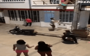 Bạn gái đập cửa đánh ghen, người đàn ông để bồ nhí đu ngoài ban công chạy trốn