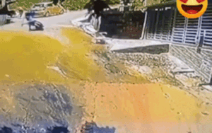 Xe đẩy chở em bé bất ngờ trôi dốc và màn giải cứu nghẹt thở của 'người hùng không áo choàng'