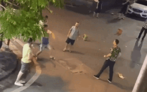 Xôn xao clip ẩu đả giữa 2 du khách nước ngoài với nhóm người Việt ở phố cổ Hà Nội