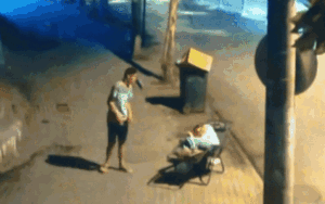 Nổi hứng đem ghế ra vỉa hè nằm ngủ, người phụ nữ trở thành 'mồi ngon' cho kẻ xấu