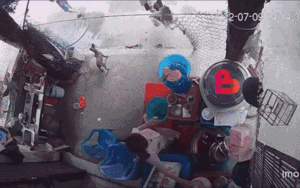 Ngồi trước nhà, người đàn ông bất ngờ bị nam thanh niên áp sát giật dây chuyền