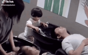 Clip: Đưa 'con gái rượu' theo ra quán gội đầu, ông bố nhận cái kết bất ngờ