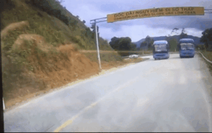 2 xe khách đua nhau ngay khúc cua trên đường đèo khiến tài xế sợ hãi