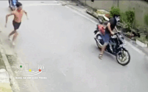 Giật điện thoại của trẻ nhỏ, thanh niên bị người dân 'dần cho một trận'