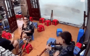 Nữ chủ quán dùng 'tuyệt chiêu' giải cứu thanh niên say thuốc lào, cầm điếu cày chèo thuyền trên cạn