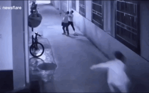 Giận dỗi bạn trai, cô gái nhảy lầu tự tử và pha giải cứu bất ngờ từ 2 người hùng