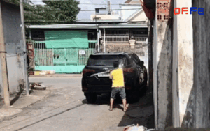 Người đàn ông hùng hổ đập nát kính chắn gió ôtô hàng xóm vì đậu xe vô duyên chắn ngang lối đi