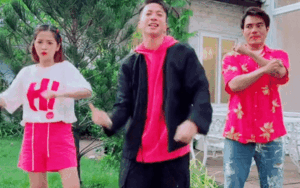 S.T Sơn Thạch nhảy nhót cùng Lê Dương Bảo Lâm và Puka, nhưng sao gương mặt cả hai lại 'cau có' thế này?