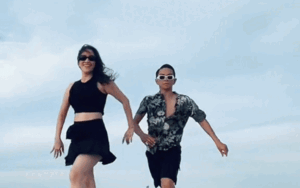 Vợ chồng Khánh Thi khoe vũ đạo giữa biển, dân tình nhận xét: 'Rồi ai làm lại anh chị nữa'!