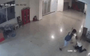 Con trai ca sĩ Chế Linh bị đánh gục tại chung cư ở TP.HCM