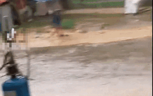 Clip: Nhân dịp trời mưa nước ngập đường, người phụ nữ mang rác ra 'xả' bừa bãi gây phẫn nộ