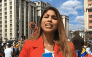 Nữ phóng viên bị cưỡng hôn ngay trên sóng truyền hình, lời bao biện từ kẻ biến thái càng gây bức xúc