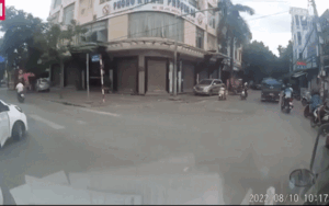 Người phụ nữ bất ngờ lăn xuống đường khi đang ngồi trong ô tô khiến nhiều người thót tim