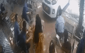 Nhóm người đang uống cà phê tự 'giải tán' khi thứ này bất ngờ lao tới