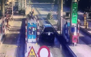 Ô tô con tông sập barie trạm thu phí không dừng, tài xế và nhà thầu 'bắt đền' lẫn nhau